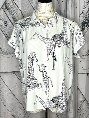 Jane + Delancey Giraffe Print Button Front Short SleeveTop Size M